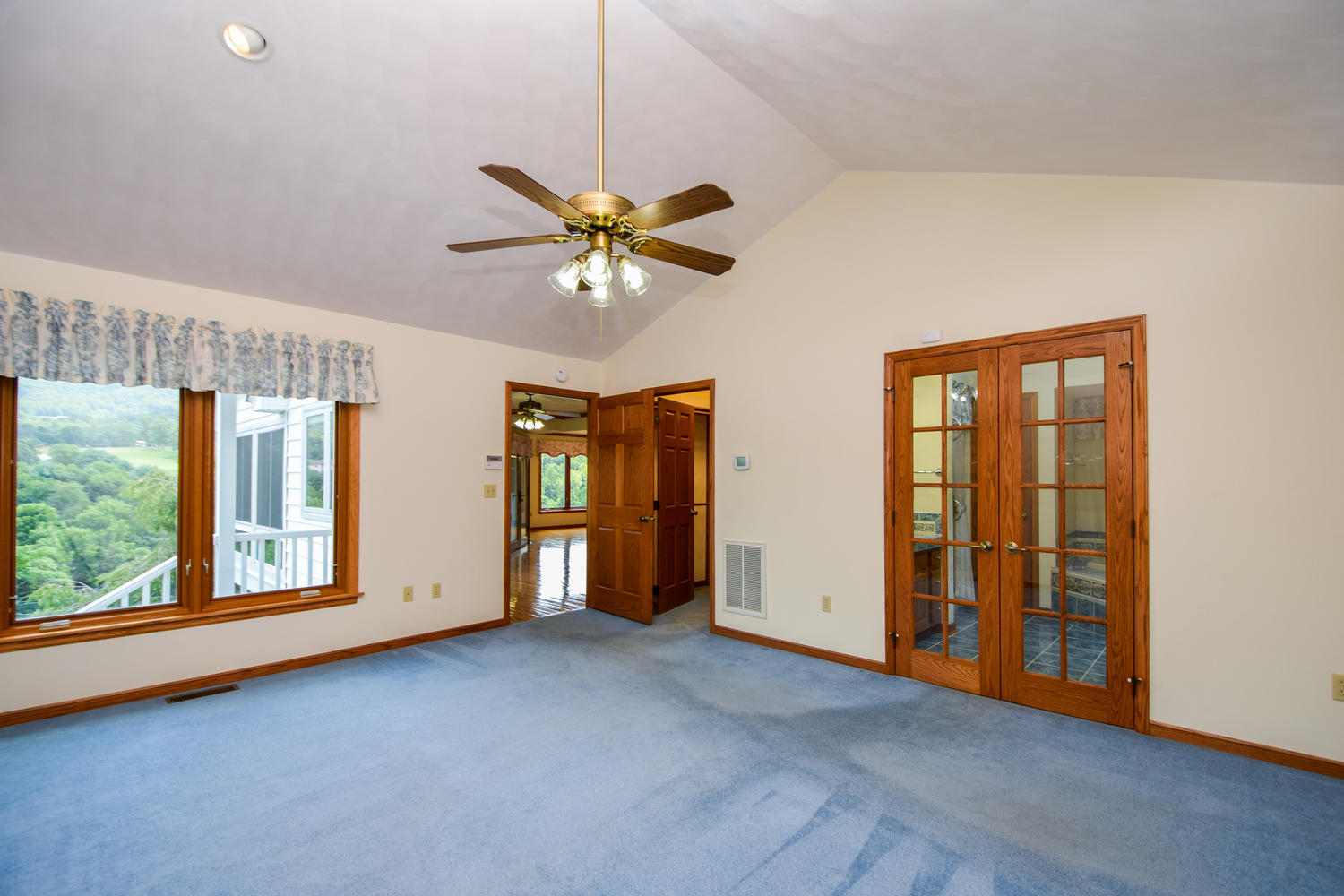 953 Webster Road Roanoke, VA 24012 - Photo 12 of 34 an empty room with windows and closet