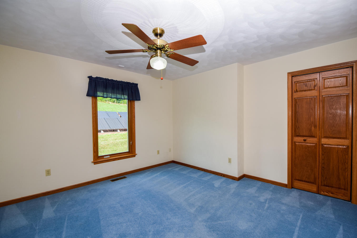 953 Webster Road Roanoke, VA 24012 - Photo 15 of 34 an empty room with a window and stainless steel appliances