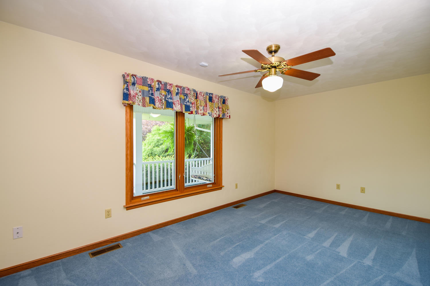 953 Webster Road Roanoke, VA 24012 - Photo 16 of 34 an empty room with windows and fan