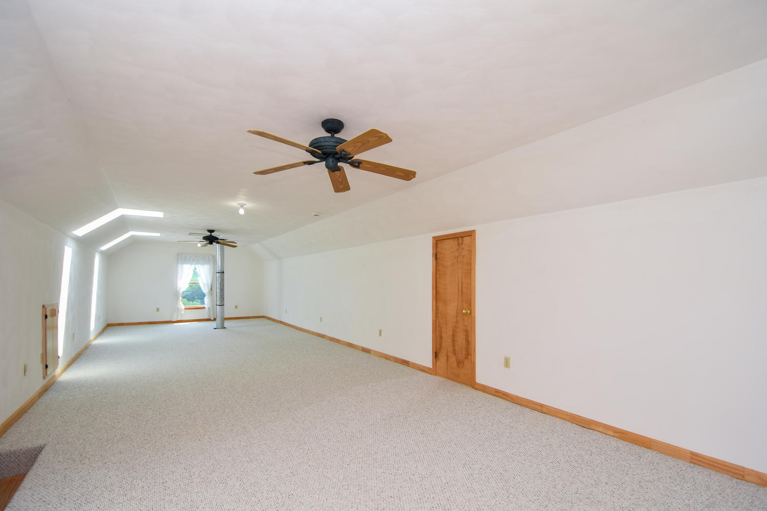 953 Webster Road Roanoke, VA 24012 - Photo 18 of 34 a view of a livingroom with a ceiling fan and window