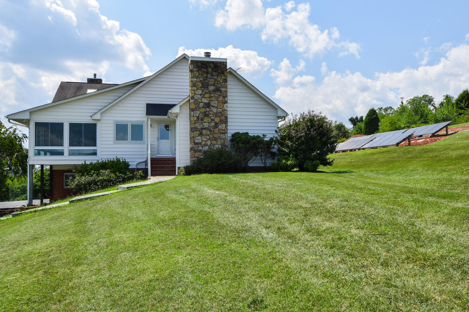 953 Webster Road Roanoke, VA 24012 - Photo 24 of 34 a view of a house with backyard and garden