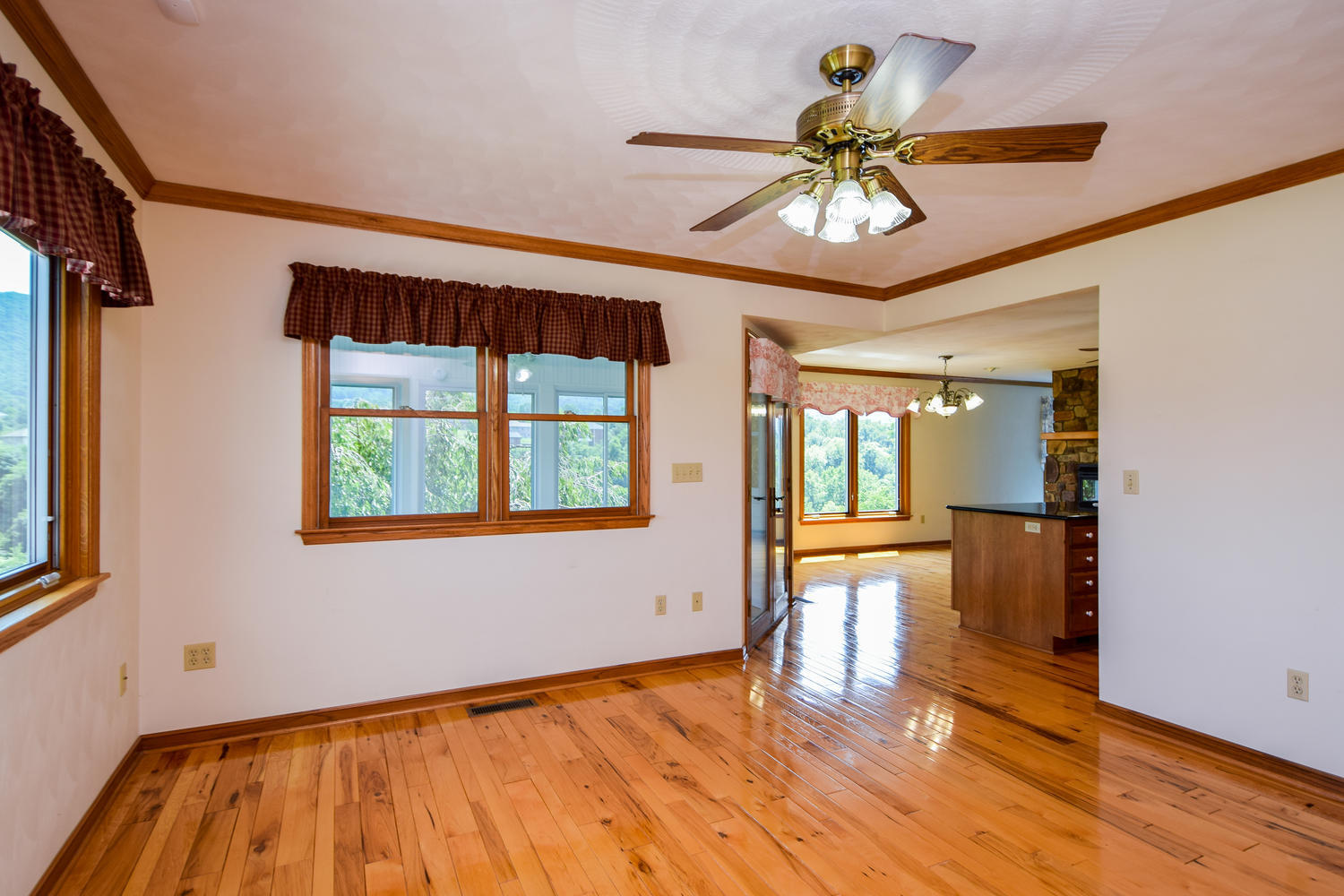 953 Webster Road Roanoke, VA 24012 - Photo 6 of 34 a view of an entryway