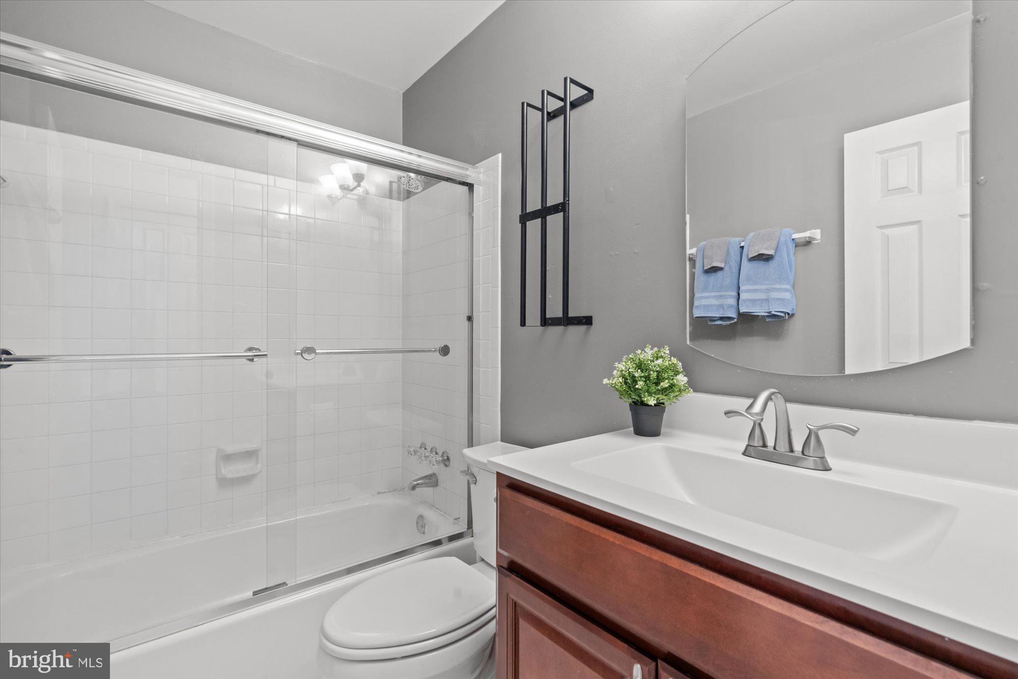 8138 Viola Street Springfield, VA 22152 - Photo 21 of 38 Full Bath - Upper Level