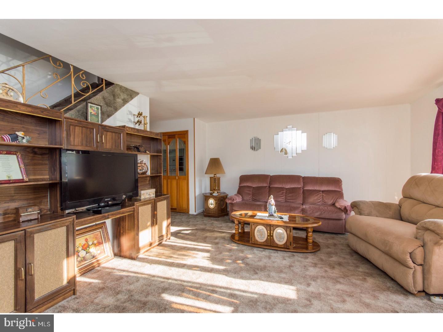 3510 Teton Road Philadelphia, PA 19154 - Photo 5 of 24 Living Room