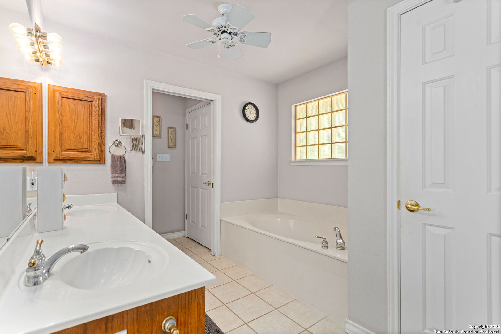 188 Guadalupe Ranch Lane Seguin, TX 78155 - Photo 29 of 40 a bathroom with a tub sink and mirror