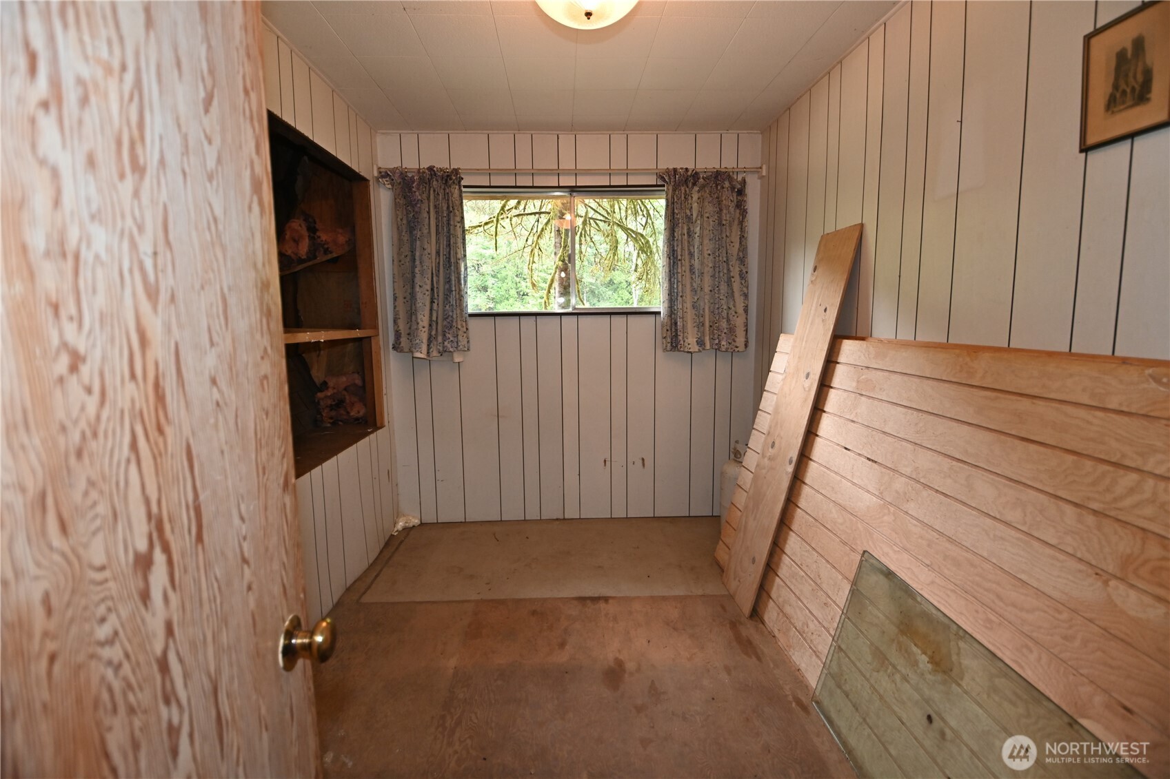 53009 South Riverside Road Gold Bar, WA 98251 - Photo 17 of 26 a view of entryway with window and wooden floor