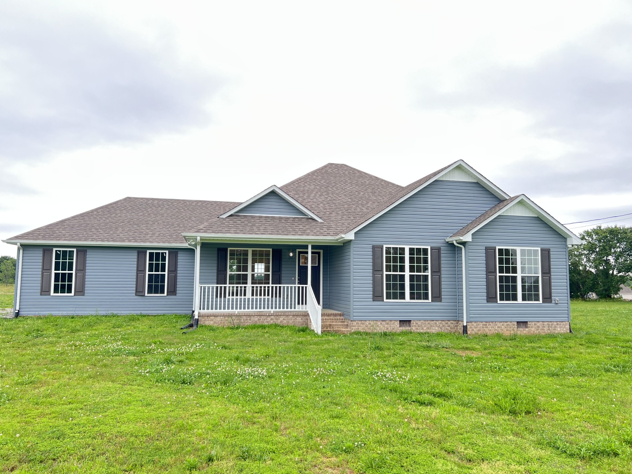 466 White Road Pulaski, TN 38478 - Photo 1 of 25 a front view of house with yard and green space