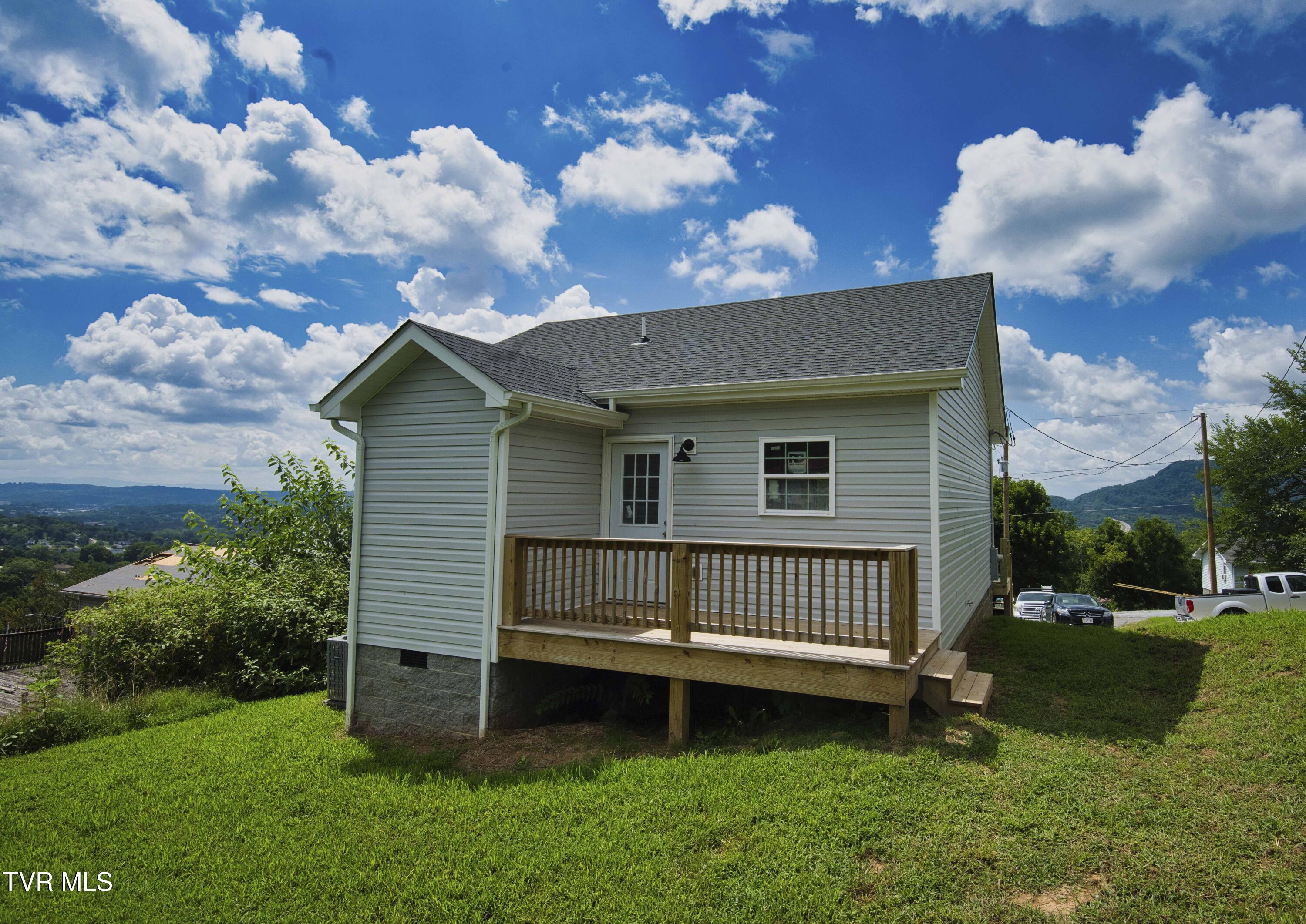 1720 Pendleton Street Kingsport, TN 37660 - Photo 3 of 20 Pendleton