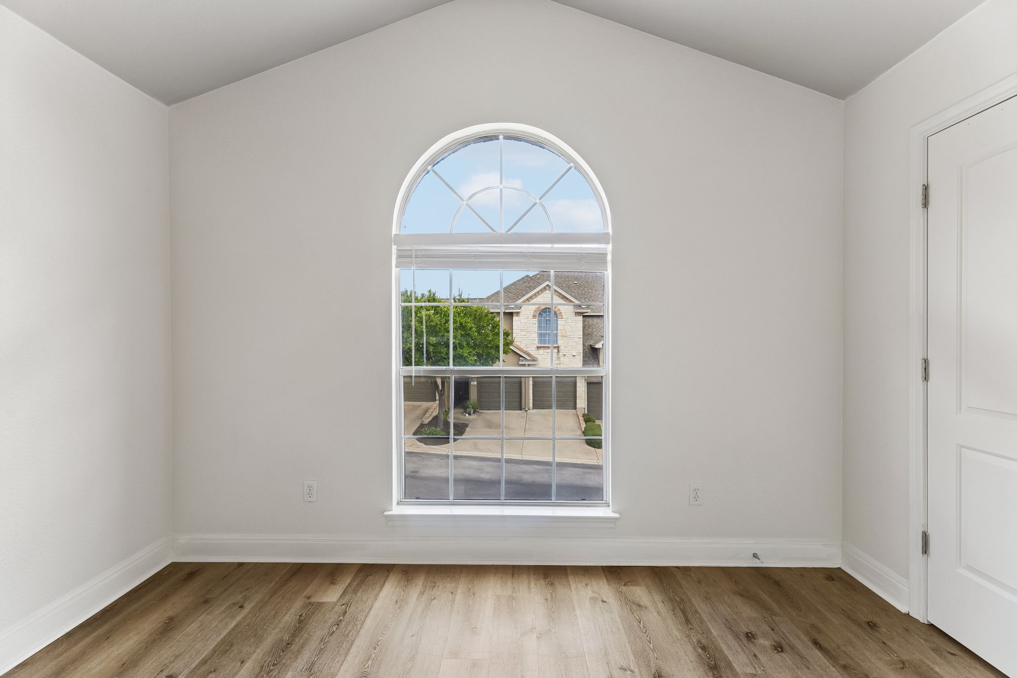 114 Aria Ridge, Unit 802 Lakeway, TX 78738 - Photo 20 of 37 A graceful arched window illuminates this pristine interior, offering views of the neighborhood street.