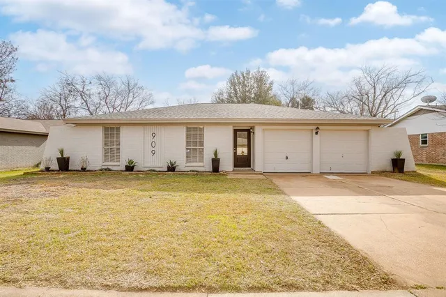 a view of a house with a backyard