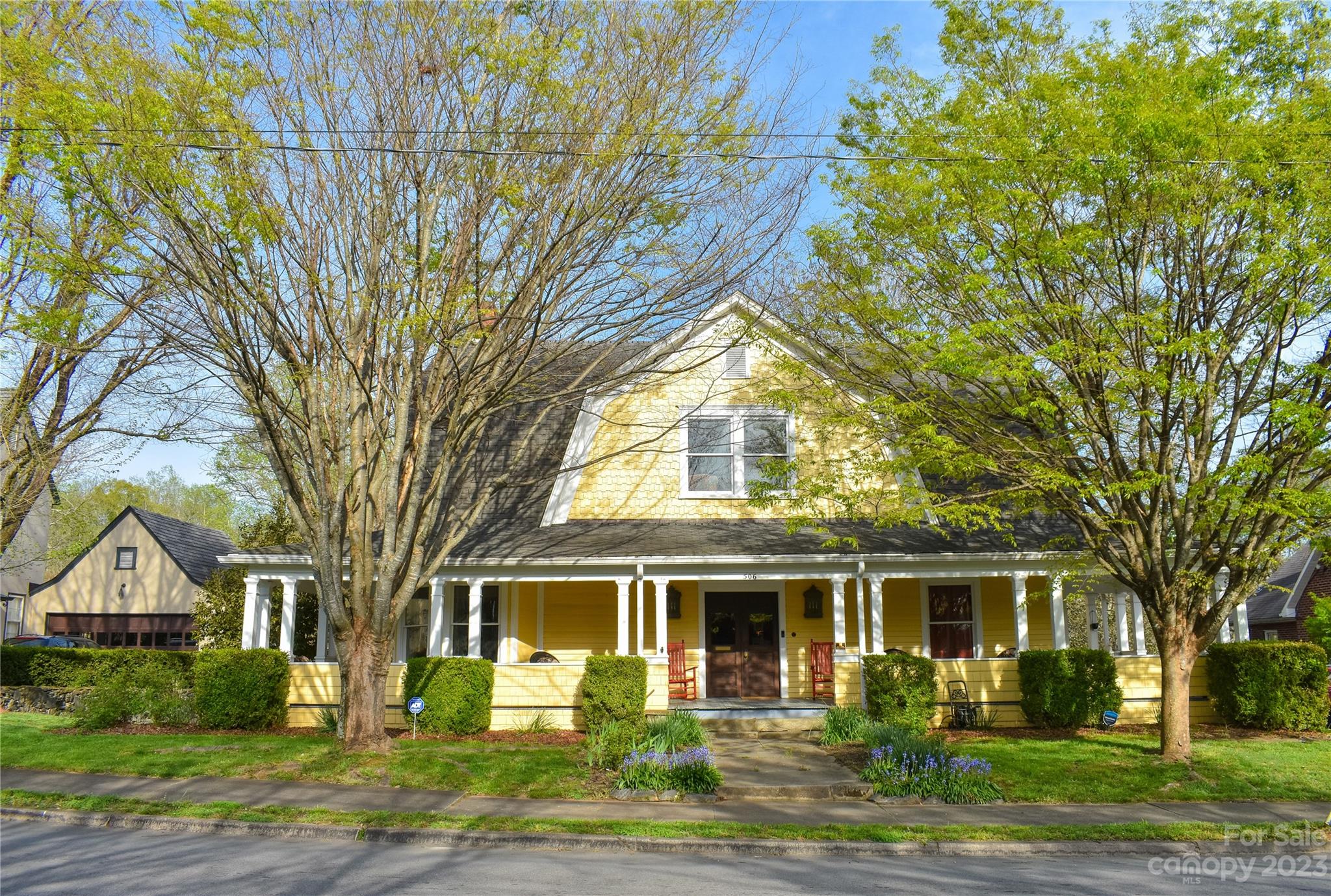 506 Main Street Southwest Lenoir, NC 28645 - Photo 2 of 29 front view of a house