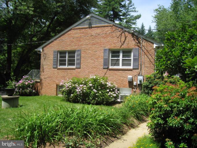 8505 Overbrook Road Fairfax, VA 22031 - Photo 2 of 26 Exterior (General)
