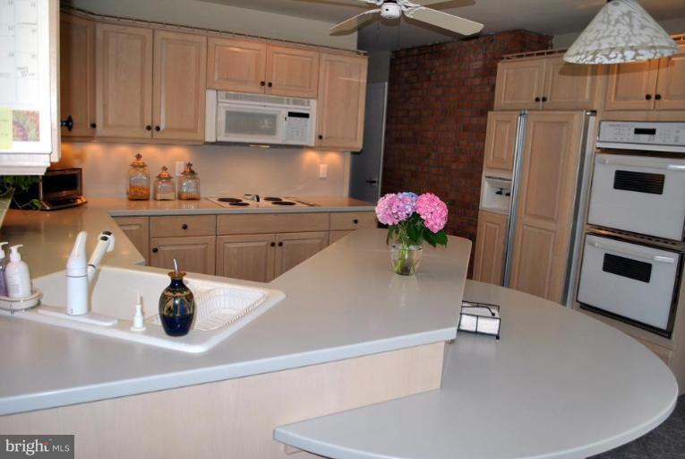 8505 Overbrook Road Fairfax, VA 22031 - Photo 6 of 26 Kitchen