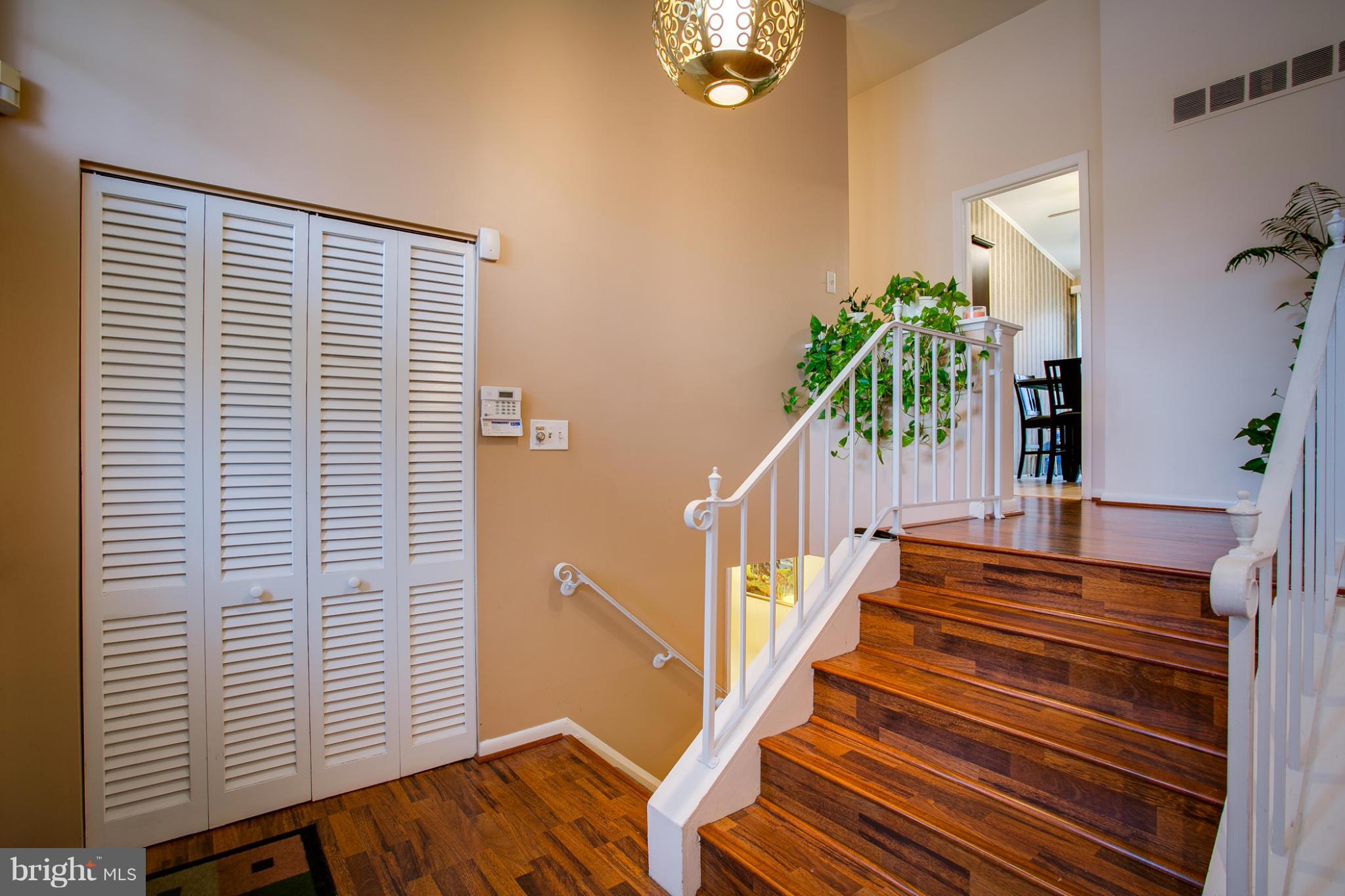 802 Hopewood Road Baltimore, MD 21208 - Photo 8 of 27 Foyer