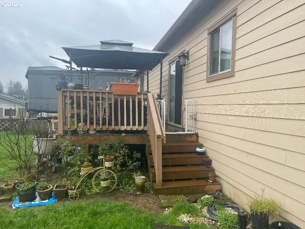 a view of entryway with yard