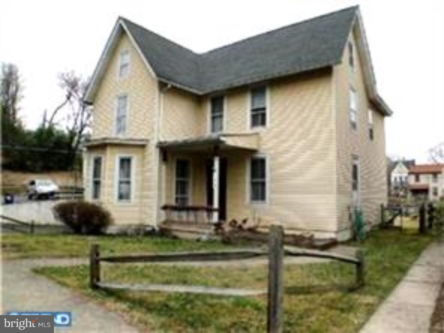 129 Maplewood Road Riegelsville, PA 18077 - Photo 1 of 13 a front view of a house with garden