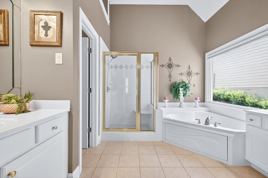 994 Fairview Club Circle Dacula, GA 30019 - Photo 16 of 57 a bathroom with a tub sink and mirror