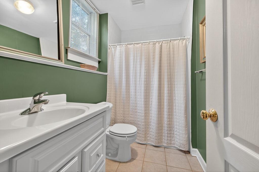 994 Fairview Club Circle Dacula, GA 30019 - Photo 28 of 57 a bathroom with a sink a toilet and shower curtain