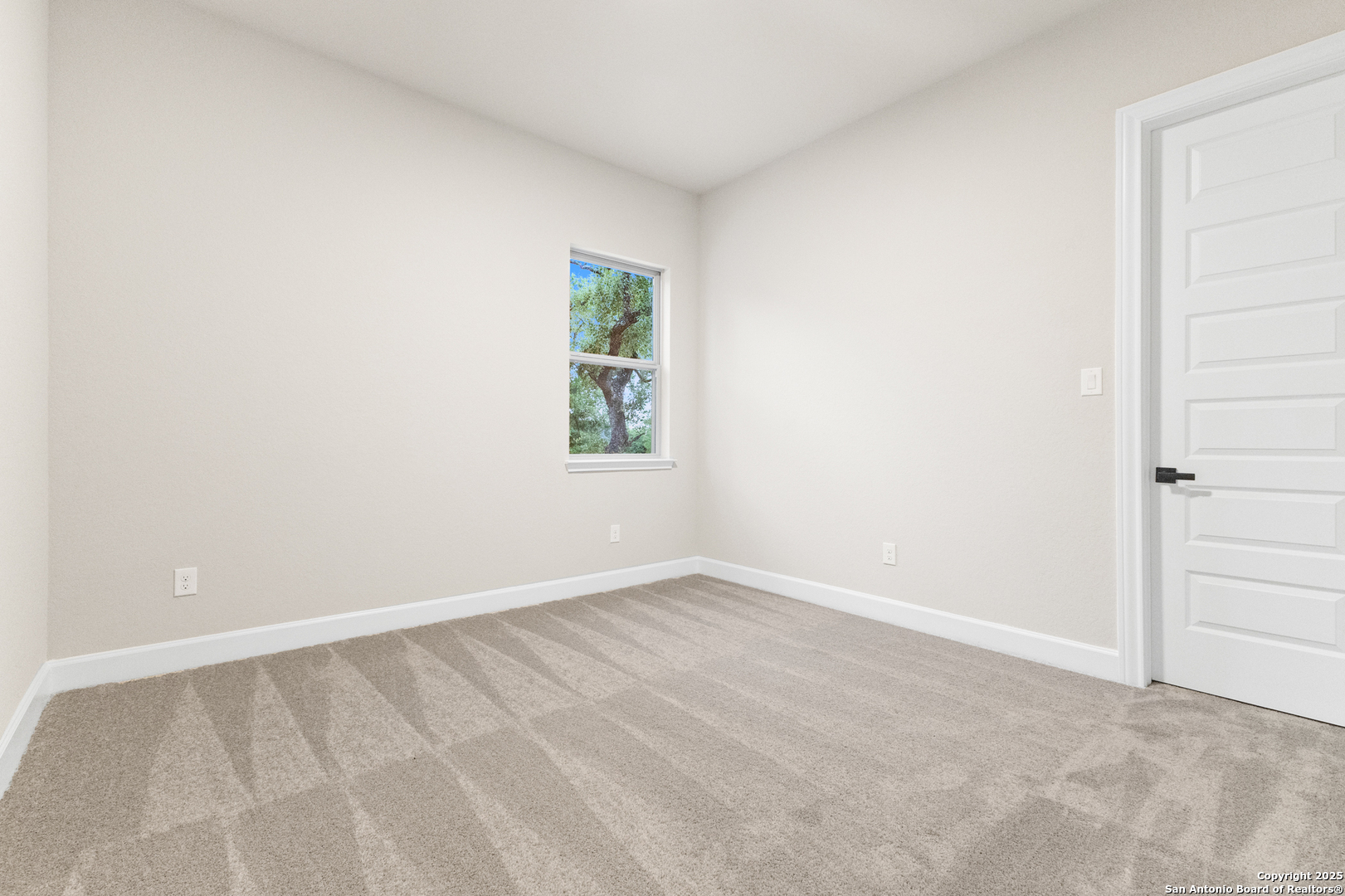 399 James Way Castroville, TX 78009 - Photo 28 of 32 an empty room with windows