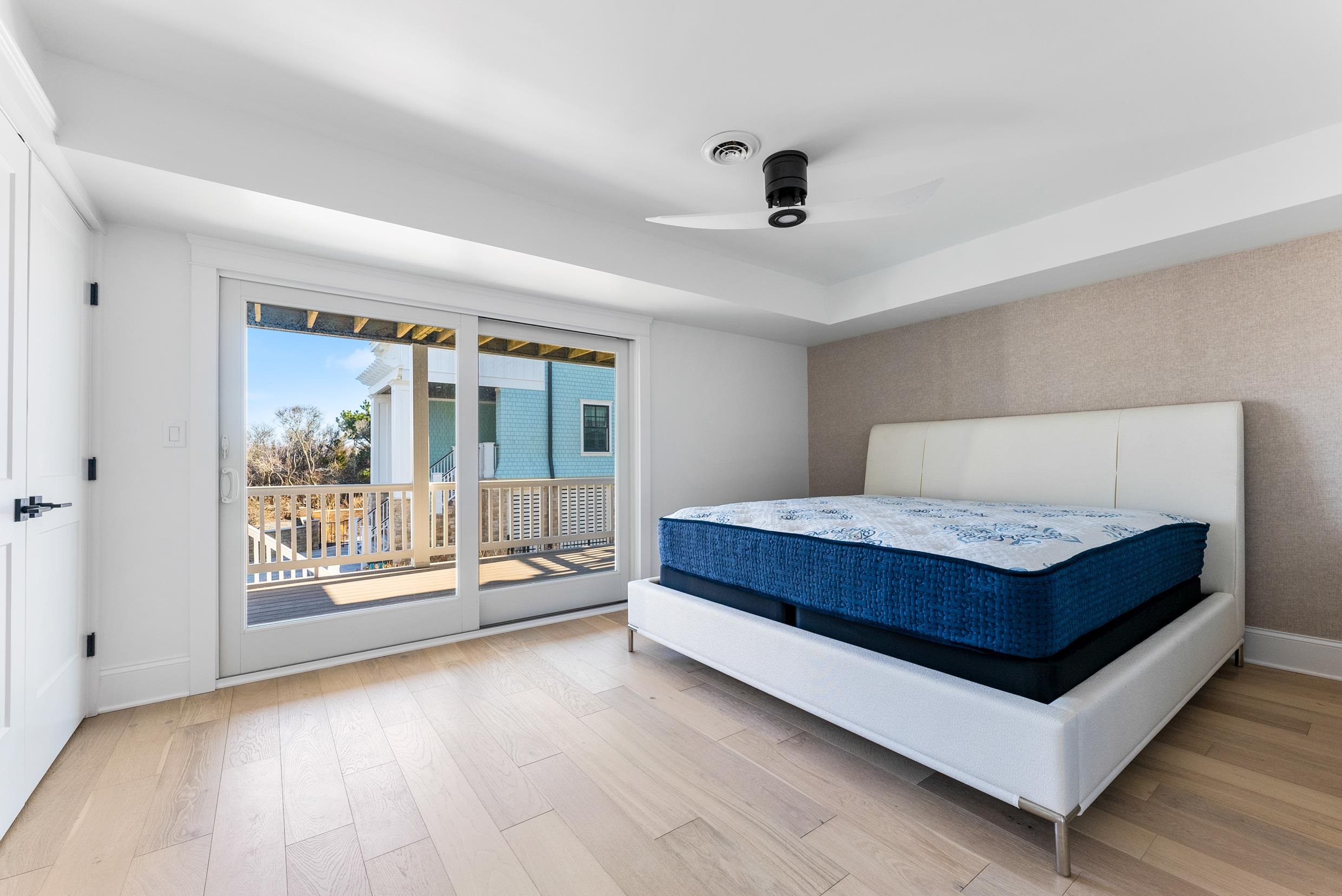 2701 Landis Avenue, Unit B SOUTH Sea Isle City, NJ 08243 - Photo 25 of 34 a living room with a bed furniture and a large window