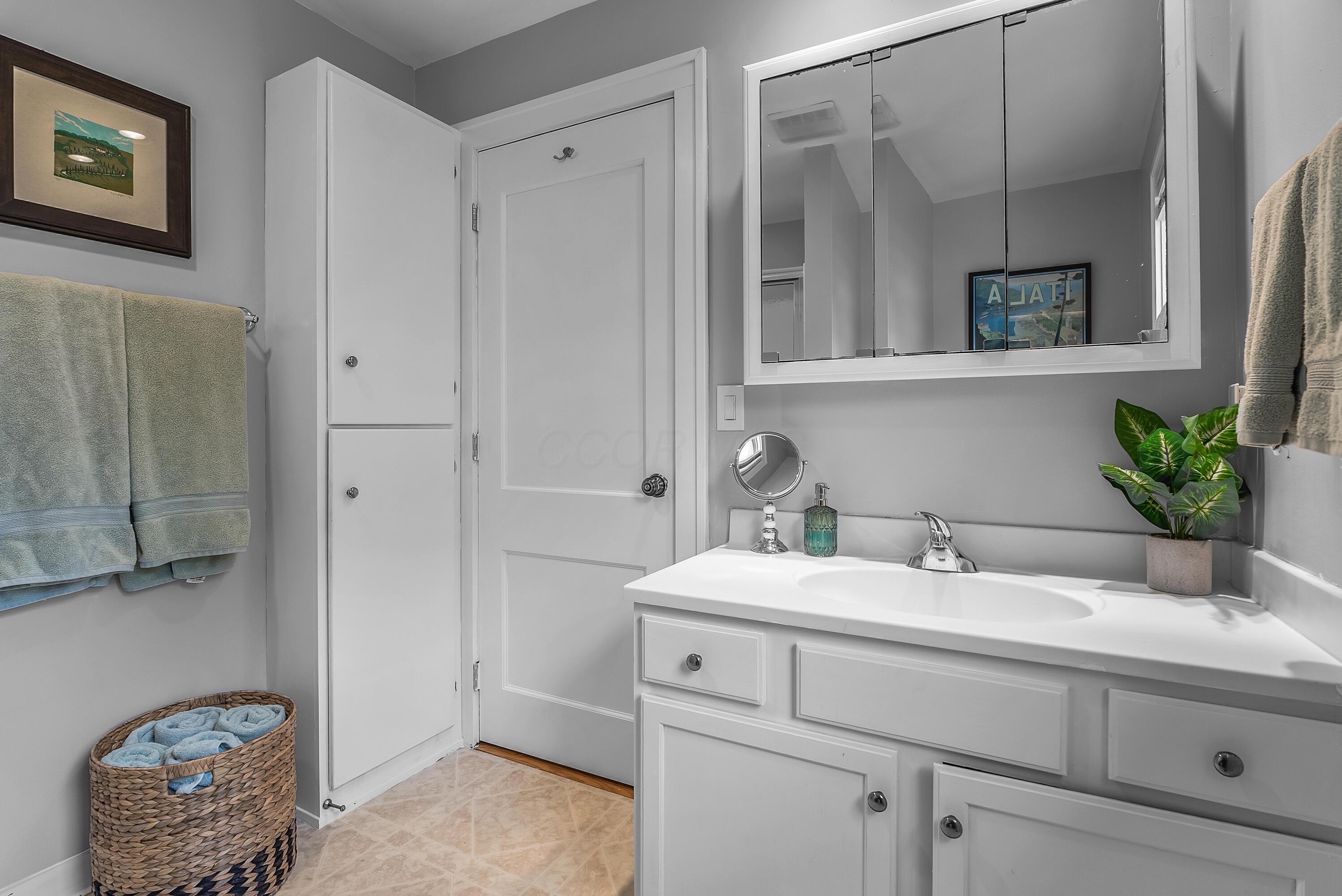 202 Northridge Road Columbus, OH 43214 - Photo 20 of 43 Full bathroom 1st floor