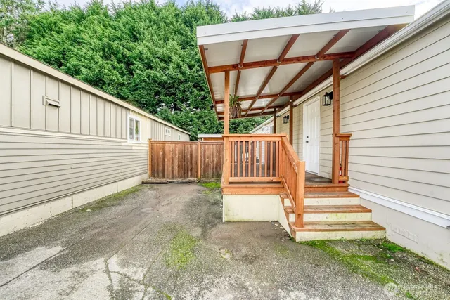 a view of entryway with a wooden fence