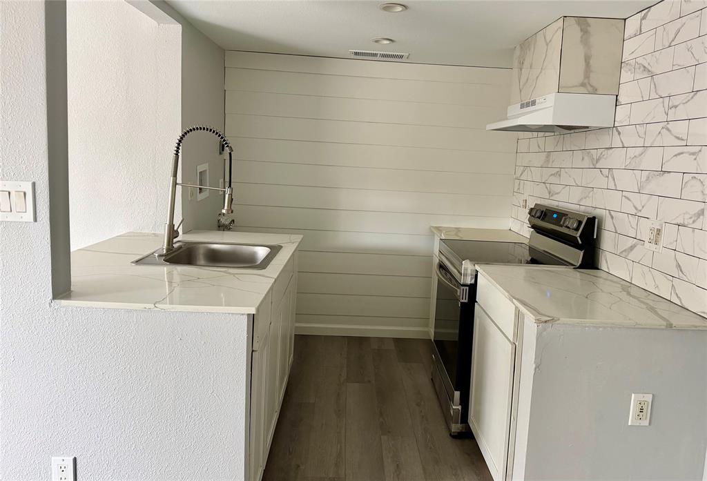 12818 Midway Road, Unit 1089 Dallas, TX 75244 - Photo 6 of 18 a utility room with sink dryer and washer