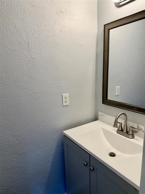 12818 Midway Road, Unit 1089 Dallas, TX 75244 - Photo 9 of 18 a bathroom with a sink and a mirror