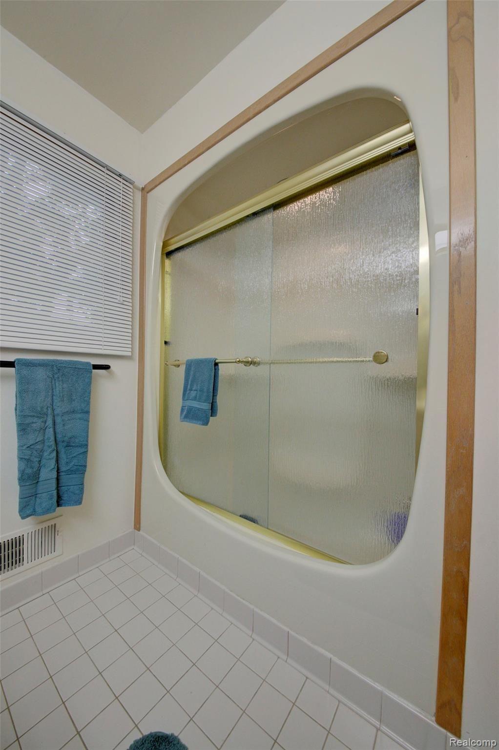26198 Steele Road Farmington, MI 48331 - Photo 25 of 31 Shower.jpg