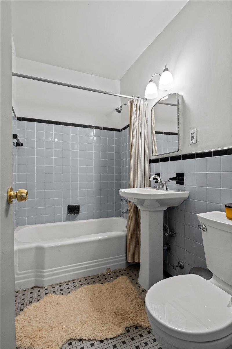5550 Fieldston Road, Unit 7C Bronx, NY 10471 - Photo 15 of 26 a bathroom with a sink a mirror toilet and bathtub