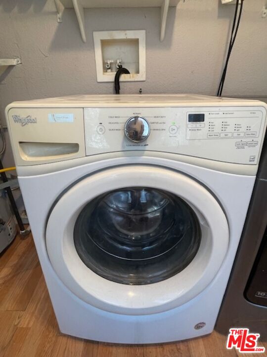 604 Eye Street Bakersfield, CA 93304 - Photo 20 of 33 a utility room with dryer and washer
