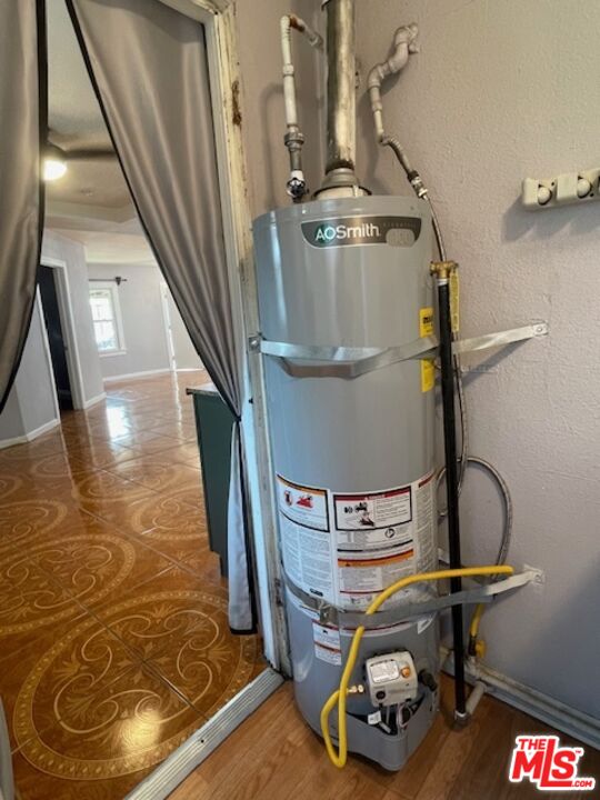 604 Eye Street Bakersfield, CA 93304 - Photo 21 of 33 a room with gym equipment