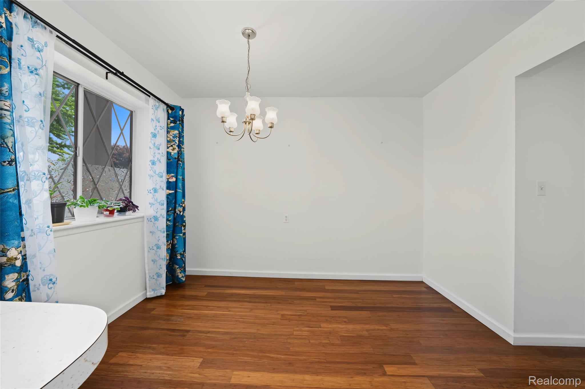 29289 Hayes Road, Unit F10 Warren, MI 48088 - Photo 17 of 40 17_Dining Room-2.jpeg