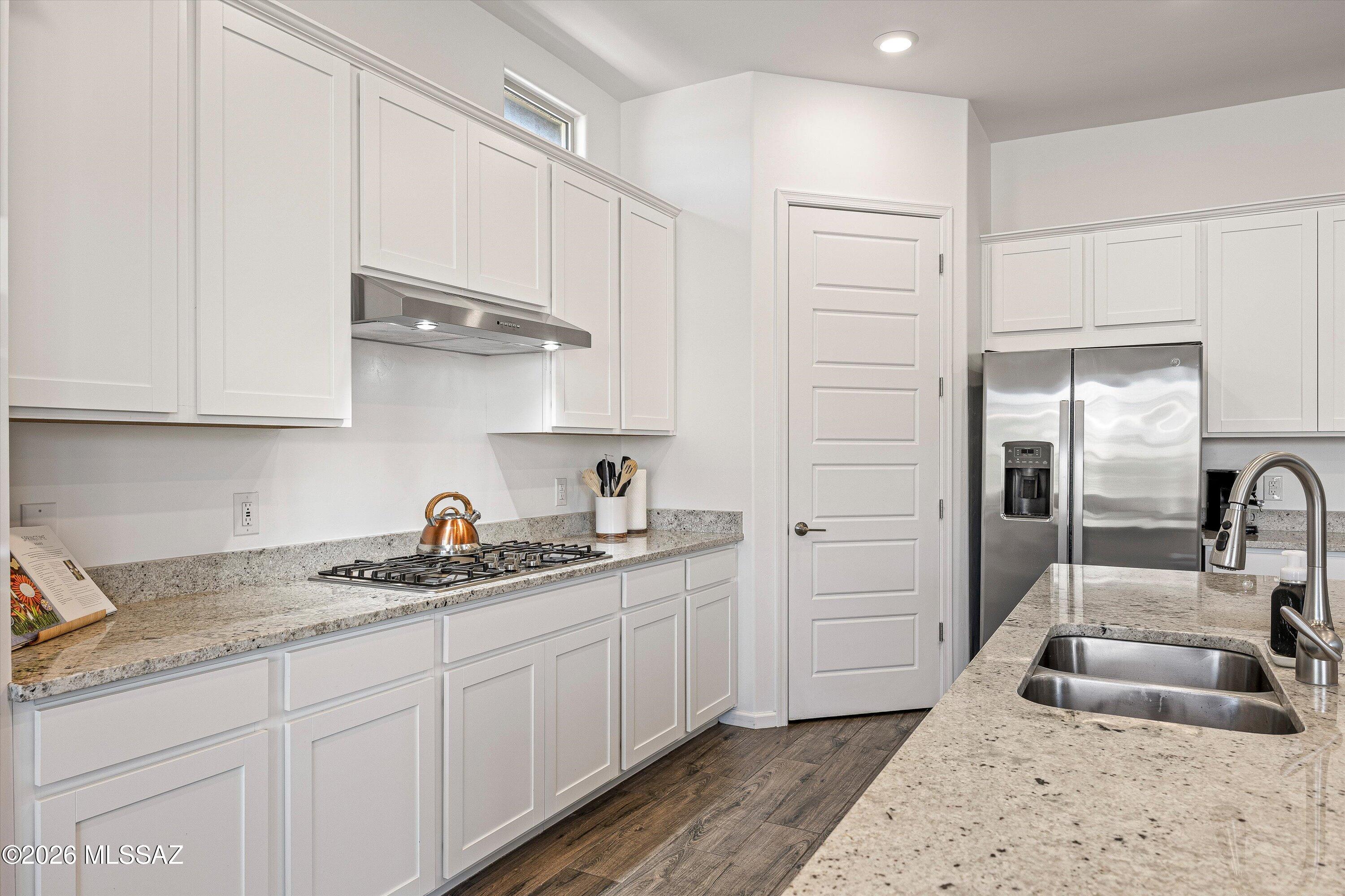 5196 West Ridgemont Court Tucson, AZ 85742 - Photo 13 of 46 Gas cook top