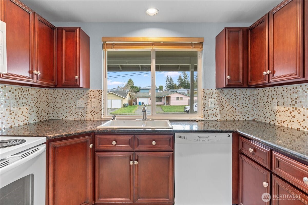 16625 126th Avenue Southeast Renton, WA 98058 - Photo 9 of 25 Gallery Image 9