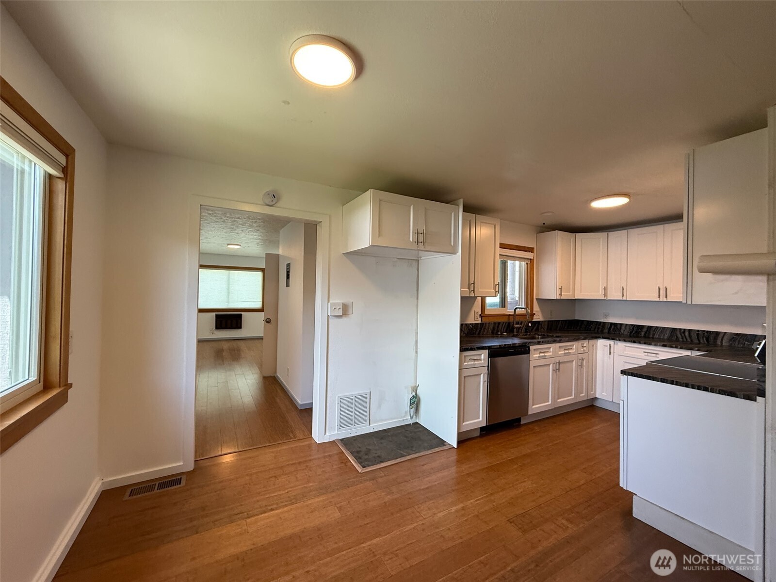 424 Southwest 3rd Street College Place, WA 99324 - Photo 3 of 35