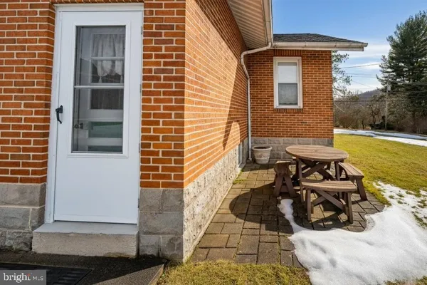 a view of a house with backyard and garden
