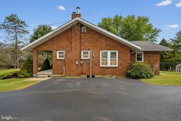 a view of a house with backyard and garden