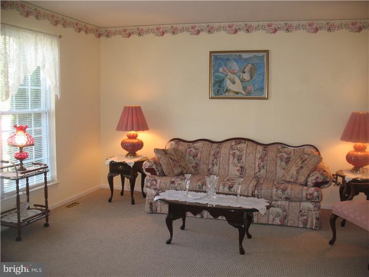 620 School House Road Williamstown, NJ 08094 - Photo 4 of 19 Living Room