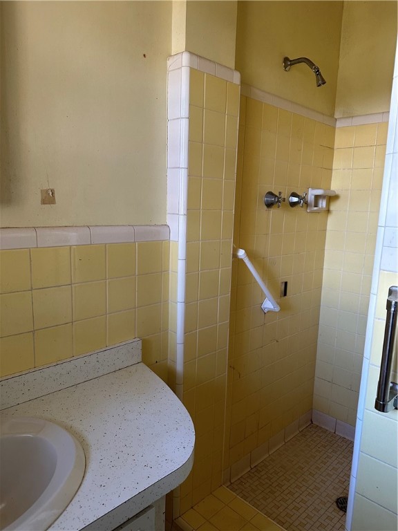 616 Neptune Way St. Simons Island, GA 31522 - Photo 9 of 13 Master Bath