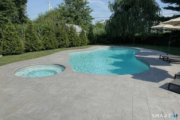 a view of a backyard