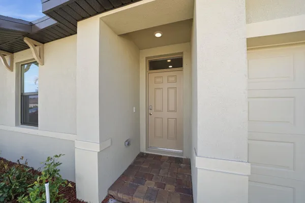 a view of entryway with bathroom