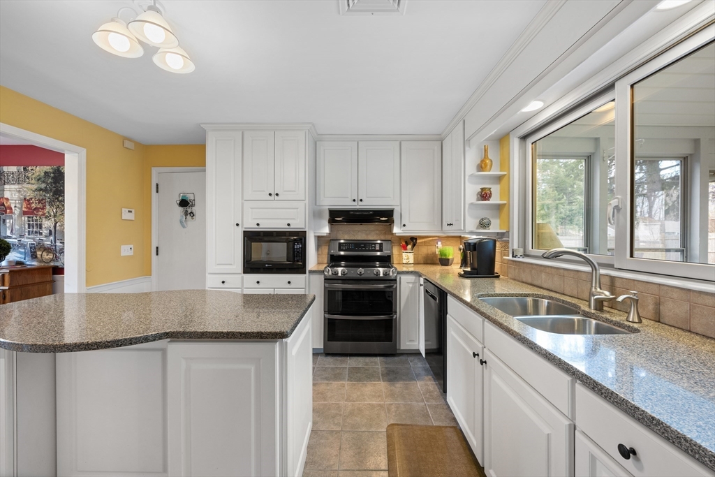 21 McGregory Road Sturbridge, MA 01566 - Photo 5 of 40