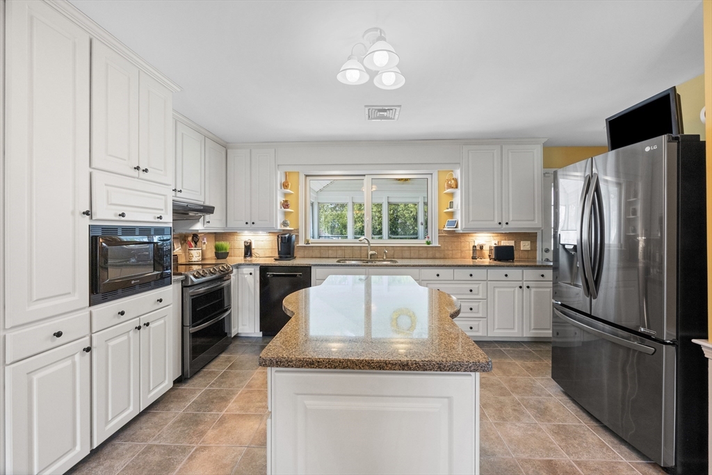 21 McGregory Road Sturbridge, MA 01566 - Photo 7 of 40