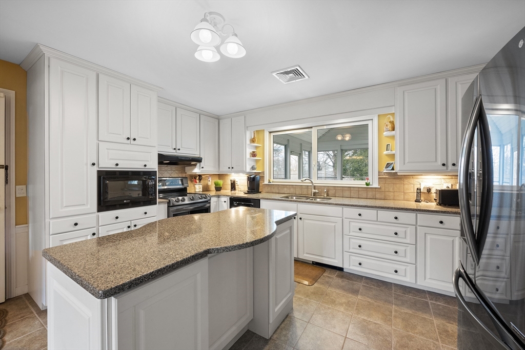 21 McGregory Road Sturbridge, MA 01566 - Photo 8 of 40