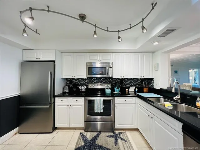 $2,700 | 9490 South Ocean Drive, Unit 213, Jensen Beach, FL 34957