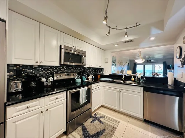 $2,700 | 9490 South Ocean Drive, Unit 213, Jensen Beach, FL 34957