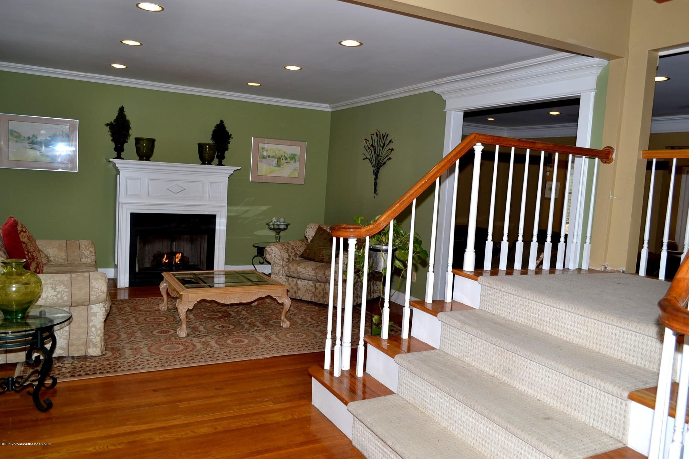 788 Nutswamp Road Middletown, NJ 07701 - Photo 5 of 23 LIVING ROOM