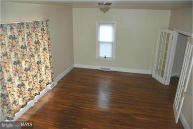1004 Linwood Road Hagerstown, MD 21740 - Photo 11 of 17 Living Room