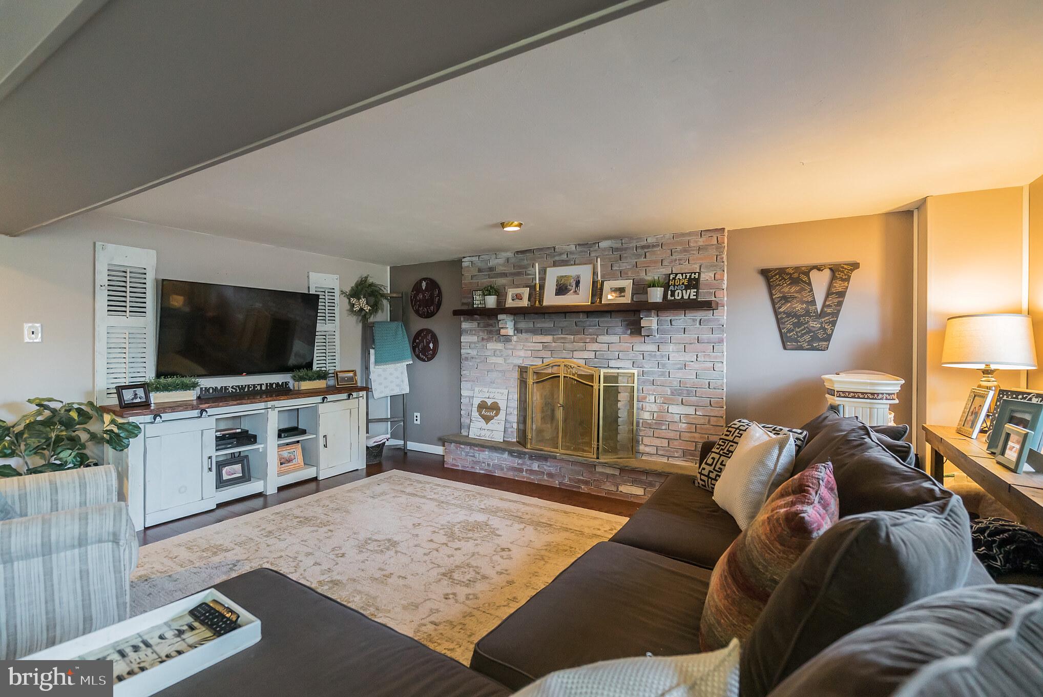 994 Catalpa Road Warminster, PA 18974 - Photo 14 of 30 Expanded family room